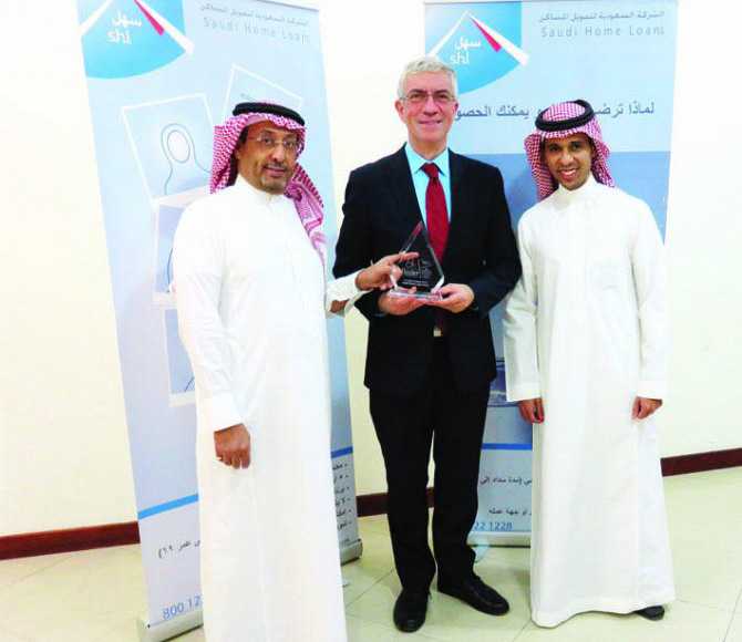 الشركة السعودية لتمويل المساكن تفوز بجائزة أفضل مقدم خدمة  للعملاء