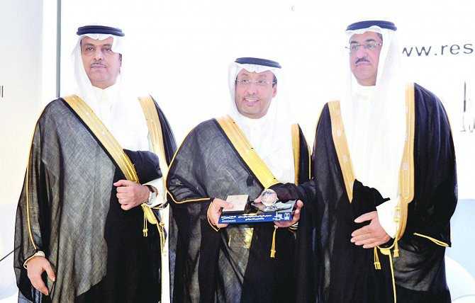 وزير الإسكان يكرم “سهل ” بجائزة أفضل برنامج تمويل عقاري في فئة الشركات