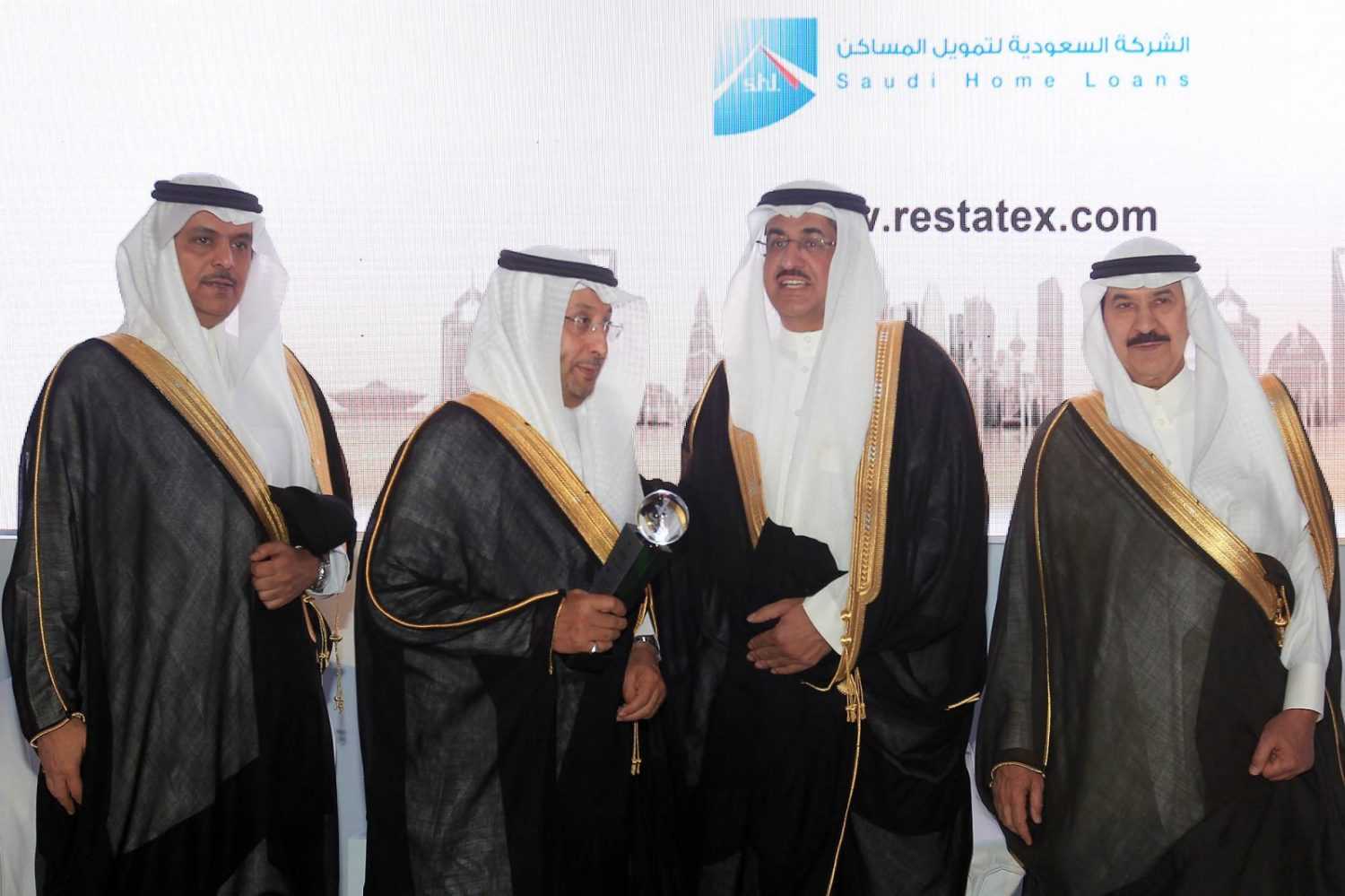  نالت جائزتين خلال أسبوعين ..  وزير الإسكان يكرم “سهل” بجائزة أفضل برنامج تمويل عقاري