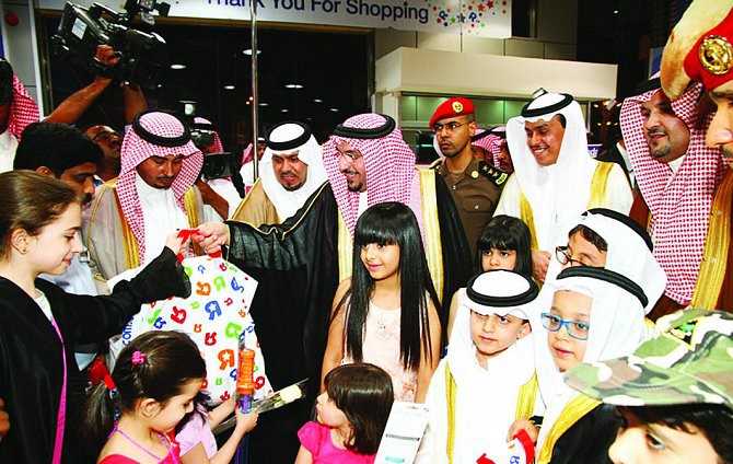 دشّن مجمع العمري التجاري .. أمير القصيم يدعو رجال الأعمال للاستثمار في بريدة