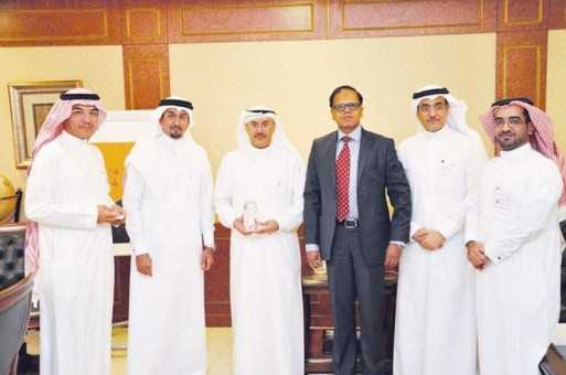 «البلاد» يفوز بجائزة الجودة والتميز في «التحويلات البنكية»