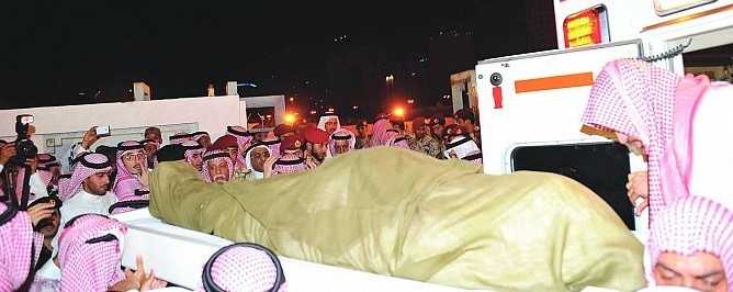 البلاد تشيع الأمير سعود الفيصل لمثوه الأخير بمقابر العدل بمكة المكرمة