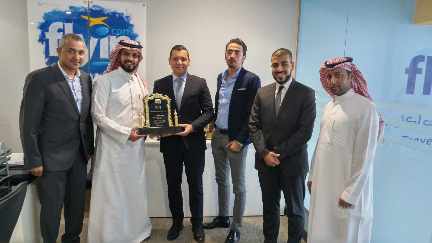 فلاي إن  (fly.com) تحتفي بخبير السياحة يوسف مختار الحائز على جائزة الأوسكار السياحي