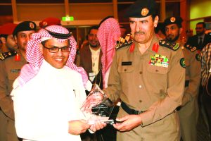 مدير عام الدفاع المدني يكرم الأستاذ عبد العزيز العيسى رئيس التحرير