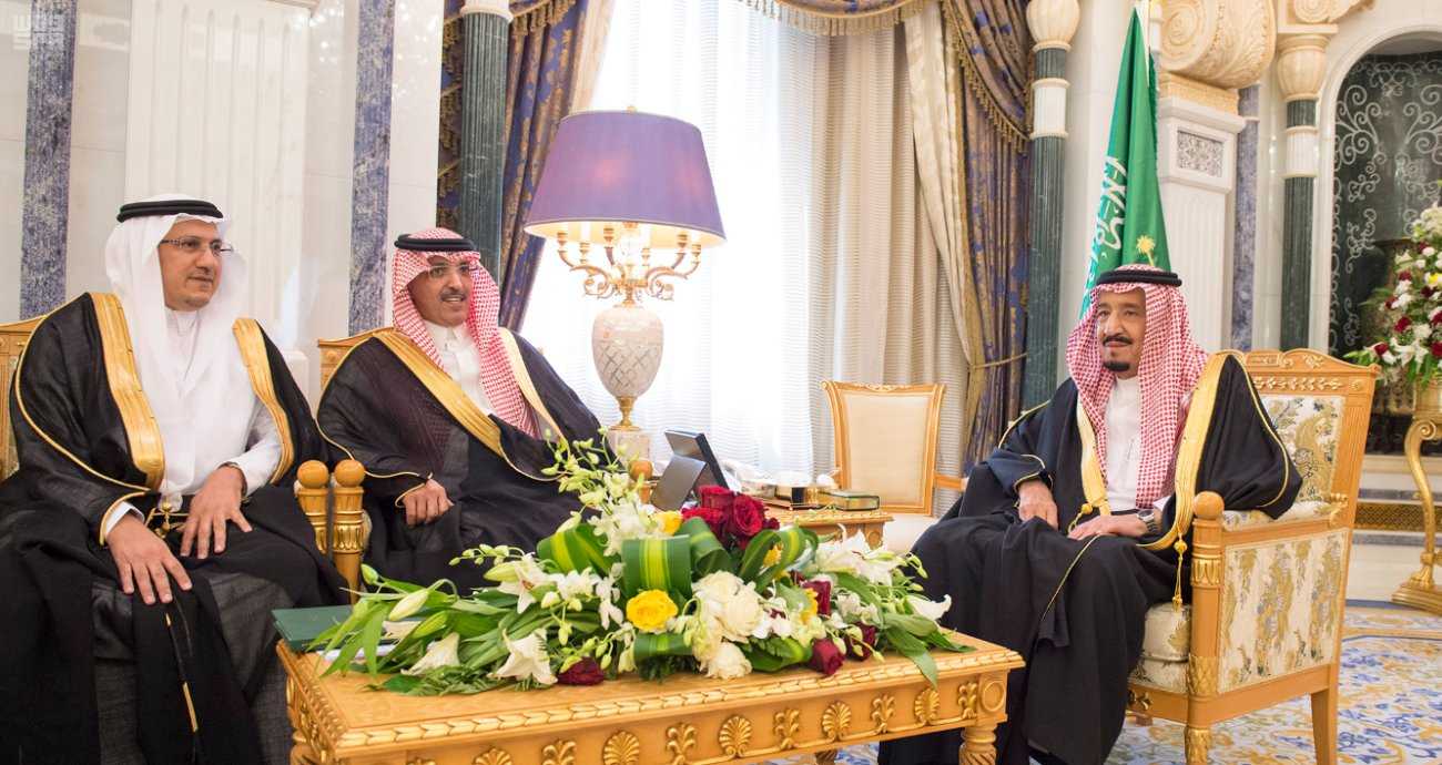 خلال استقباله وزير المالية ومحافظ مؤسسة النقد  خادم الحرمين ينوه بوضع المملكة المالي وتمتعها بالأمن والاستقرار
