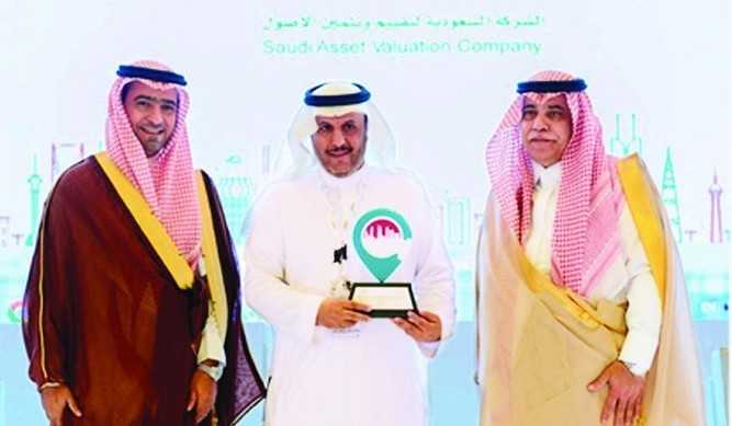 التجارة والإسكان تكرمان شركة تثمين