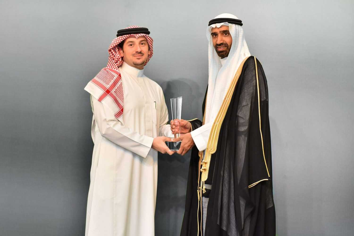 “التعاونية” تحصل على جائزة أفضل شركة تأمين لهذا العام البهيتي يتسلم درع التعاونية من الراجحي