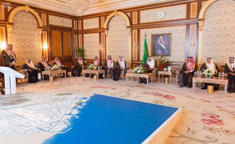 خادم الحرمين الشريفين يطلع على مجسم مشروع الفيصلية السكني والإداري بمنطقة مكة المكرمة