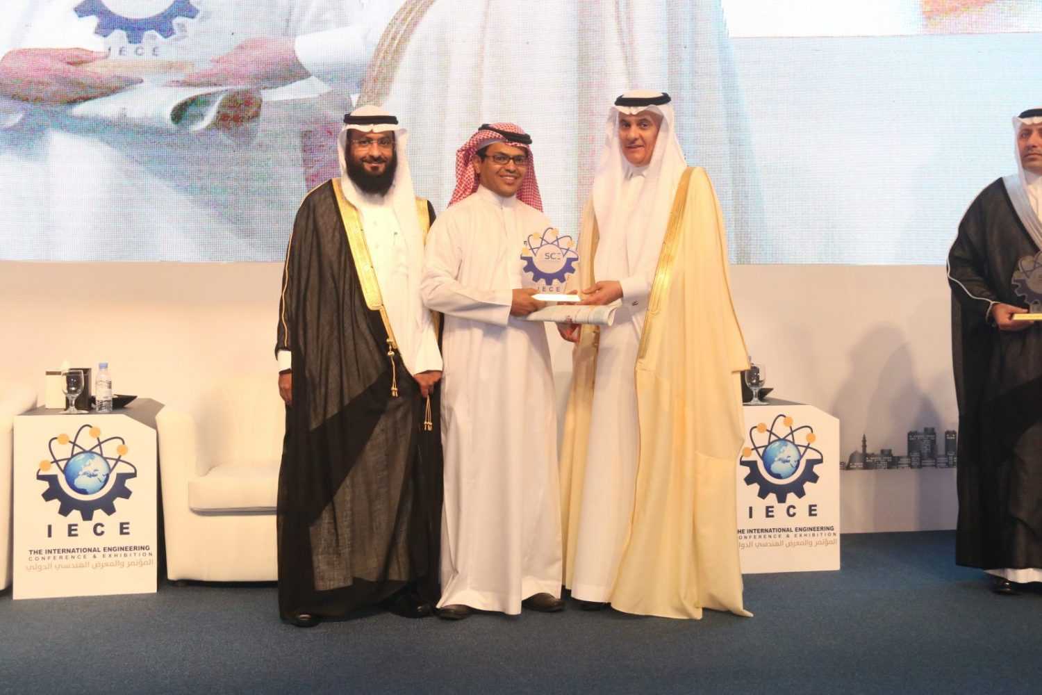 نيابة وزير التجارة والاستثمار.. المهندس عبدالرحمن الفضلي يكرم صحيفة “أملاك” لرعايتها المؤتمر الهندسي الدولي بفندق الفورسيزون