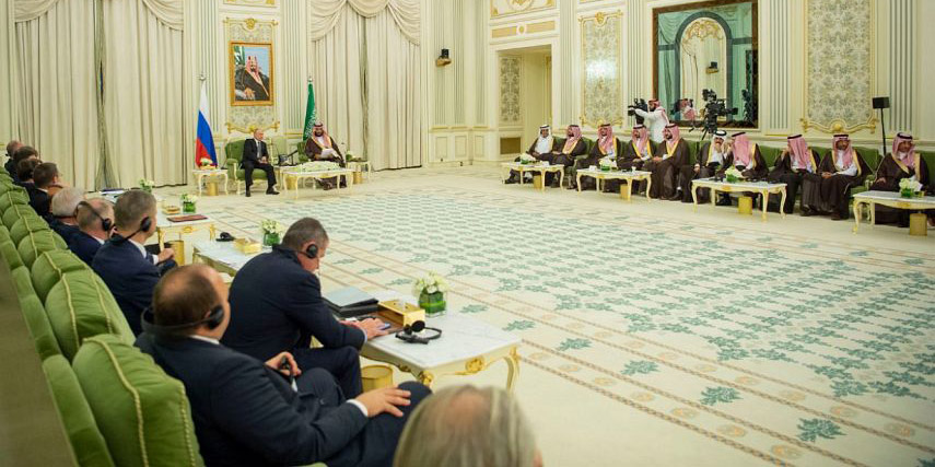 أكدا دور الشركات في تعزيز الاستثمار بين البلدين.. سمو ولي العهد والرئيس الروسي يترأسان الاجتماع الأول للجنة الاقتصادية السعودية الروسية