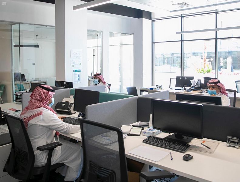 “الموارد البشرية”: قرار قصر مهن خدمة العملاء عن بُعد على السعوديين يدخل حيز التنفيذ