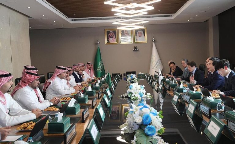 الوفد الكوري الزائر مع وزير الإسكان ماجد الحقيل