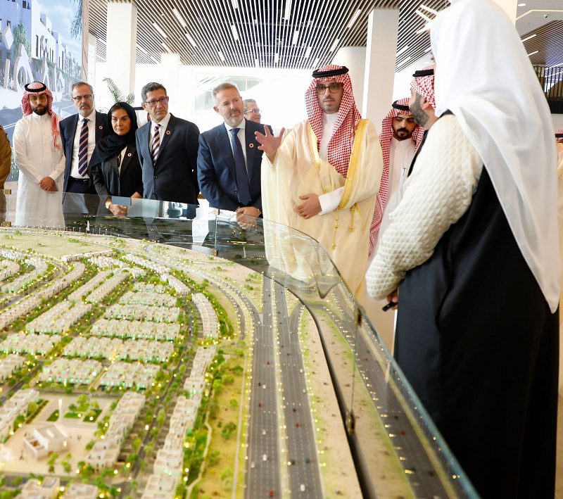 روشن للتطوير العقاري تدشن مركز مبيعات الشركة في محافظة جدة