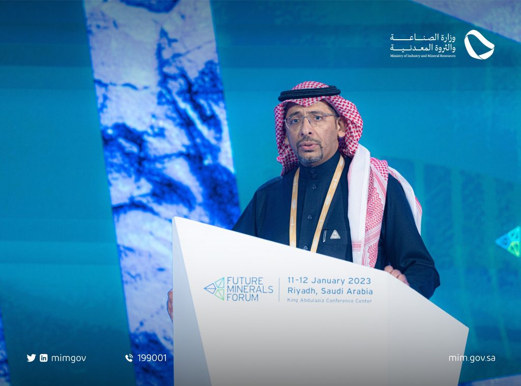 وزير الصناعة والثروة المعدنية خلال إلقاء كلمته في افتتاح المؤتمر