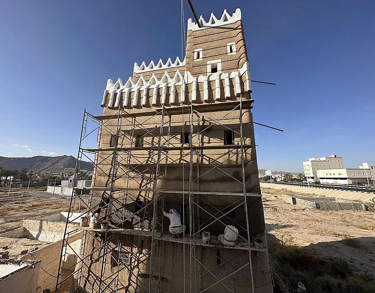 بالصور..  أهالي نجران يحيون التراث العمراني بترميم البيوت والقصور الطينية