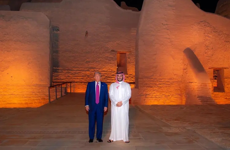 بالصور.. سمو ولي العهد يصطحب الرئيس الأمريكي في جولة بحي الطريف التاريخي بالدرعية