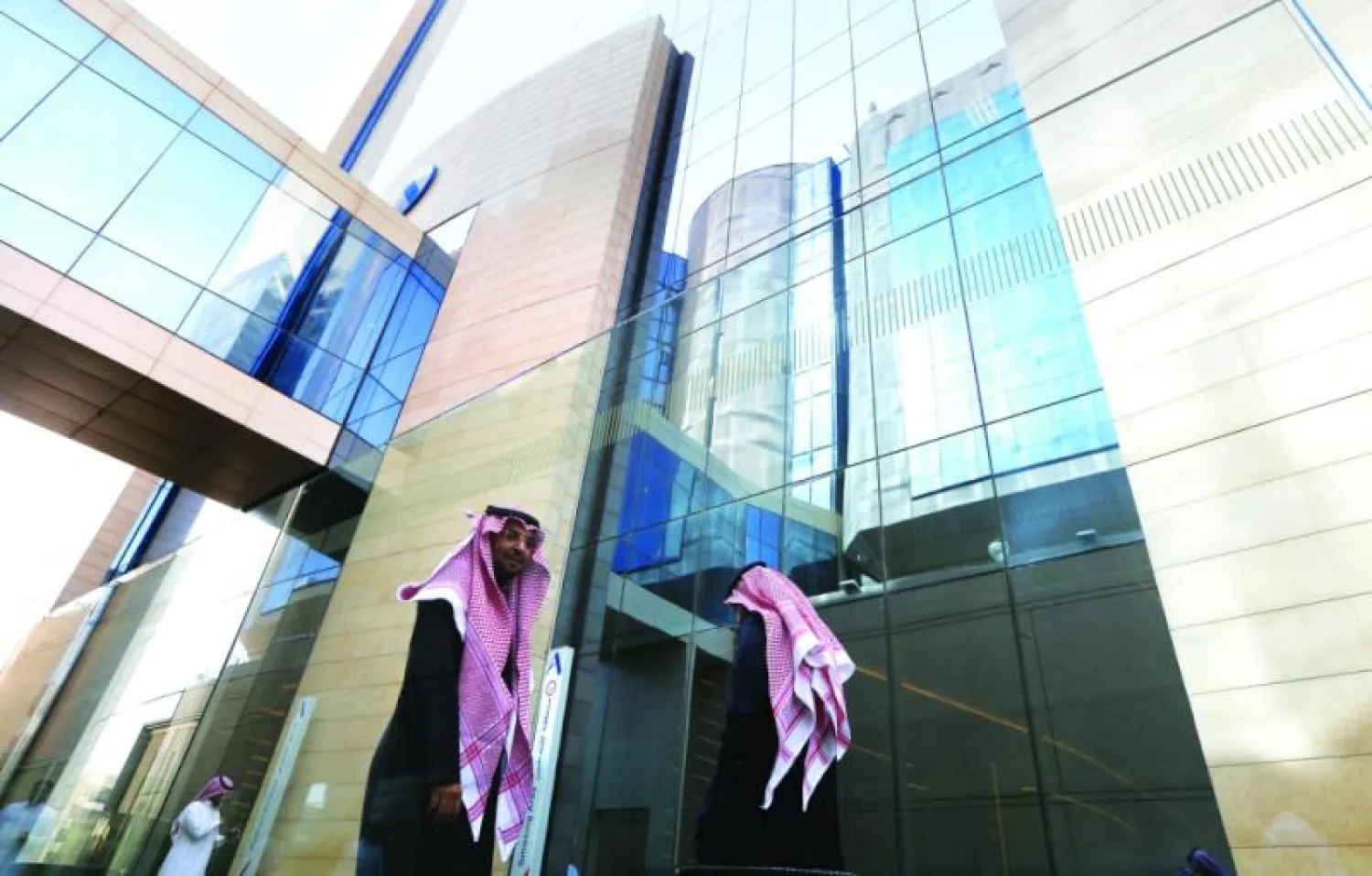 إصدارات قياسية للبنوك السعودية مع تجاوز القروض للودائع وترقب خفض الفائدة